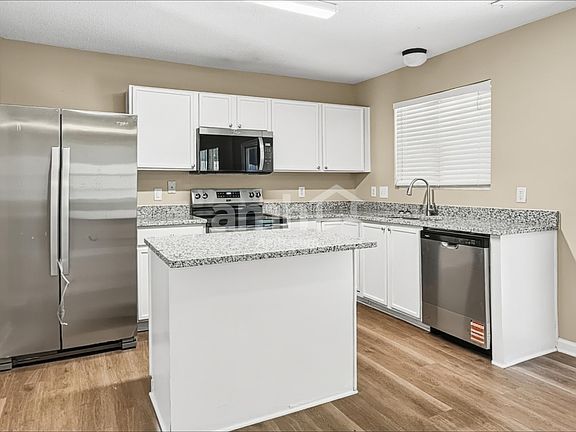 4th image of 2912 Hayling Dr