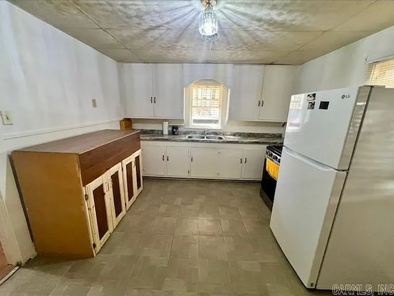 608 N Main St — Photo 8