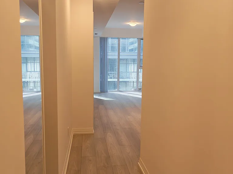 400 King St W #621 — Photo 8