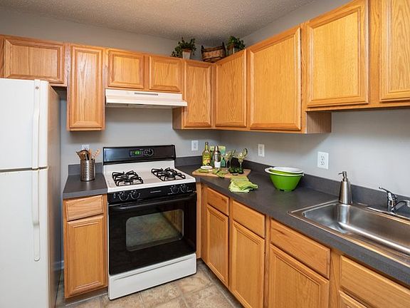 3rd image of 400 Hampton Ln