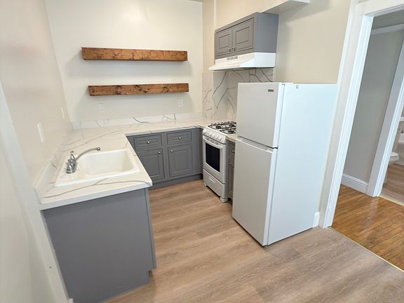 2nd image of 940 Bay St APT 1