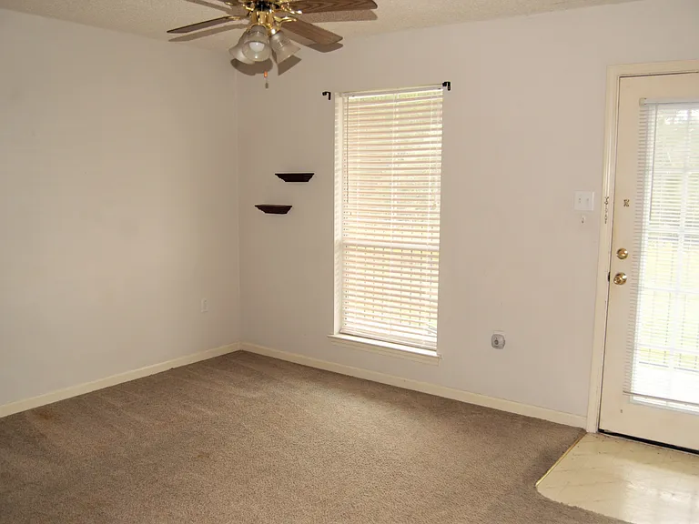 2639 Nanette Dr — Photo 2