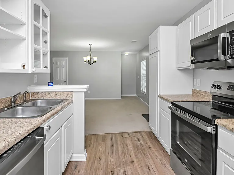 141 Wigmore Ln — Photo 12