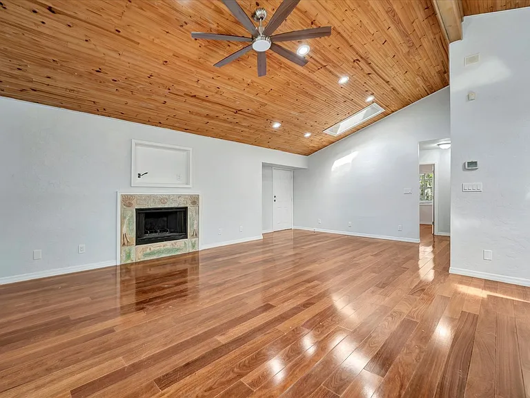 631 Harbor Ave — Photo 8