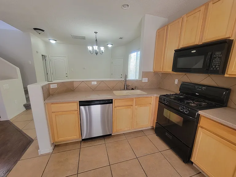 2202 Margarita Dr SE — Photo 10