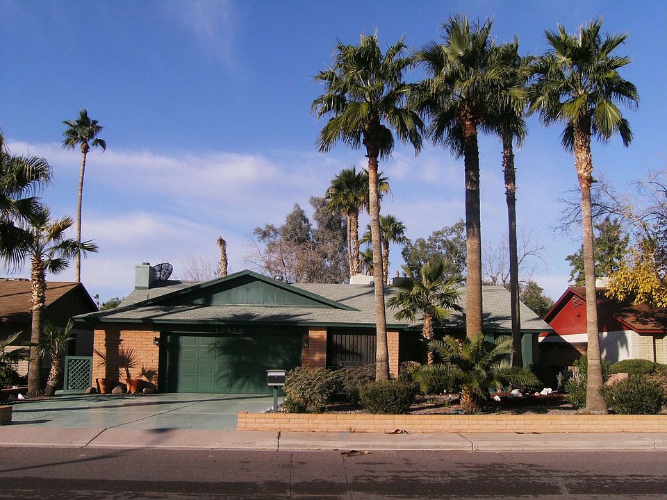 Great curb appeal on this well maintained/move-in ready home