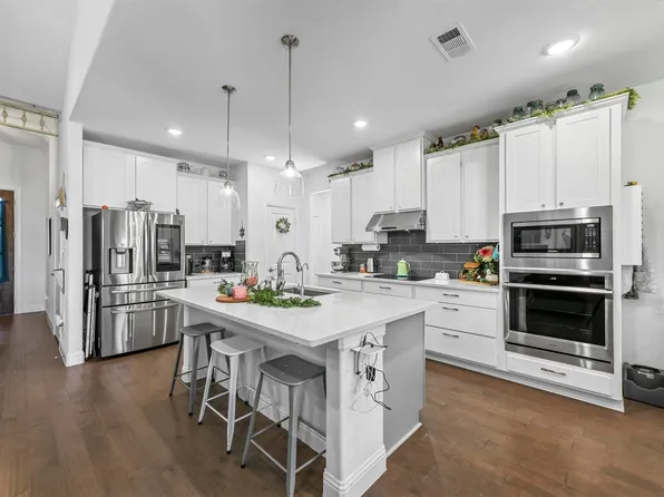 137 Gardenia Dr, Azle, TX 76020