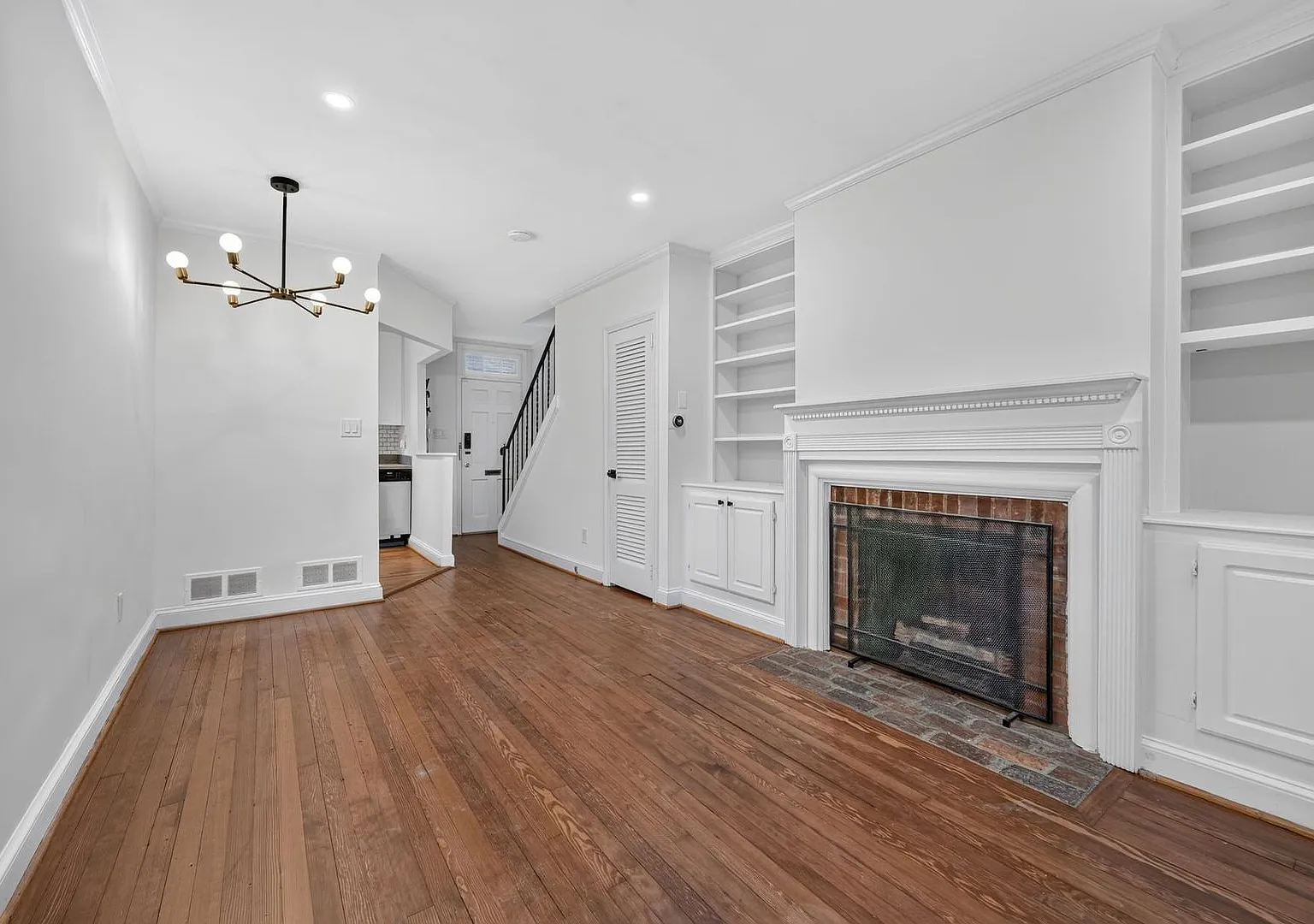 Charming & Restored 2BD/2BA Historic Rowhouse in Historic Snows Court — Photo 3