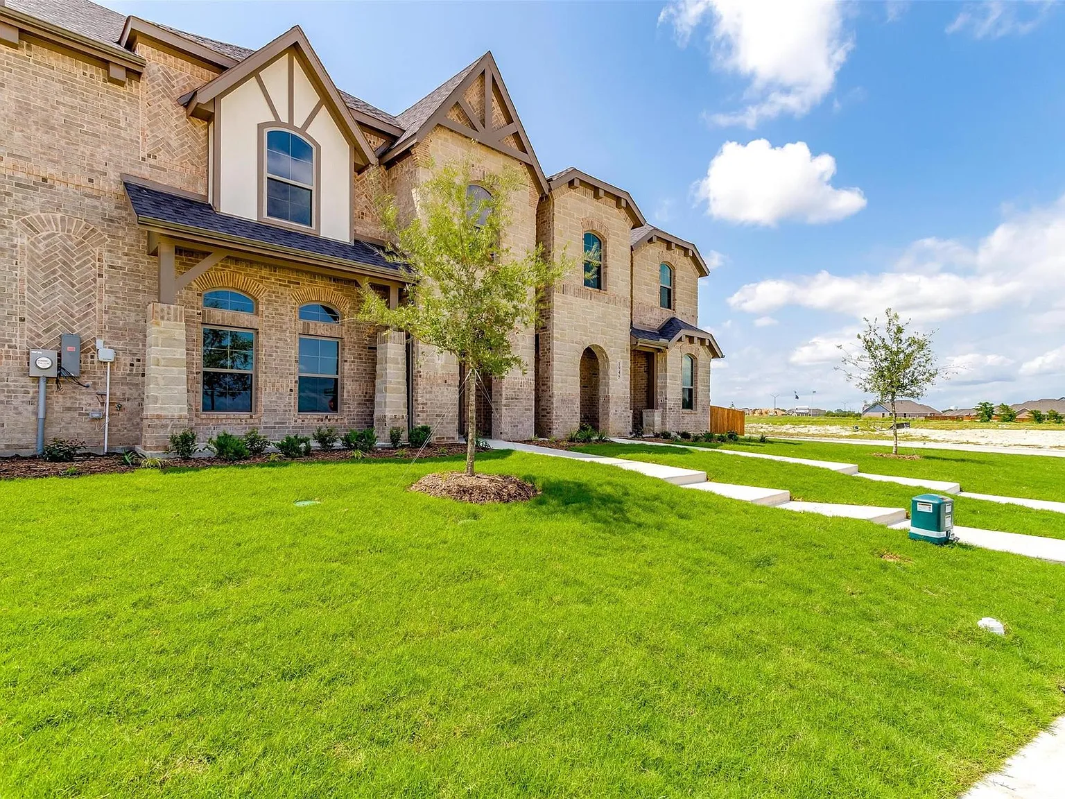 811 Homeplace Cir — Photo 2