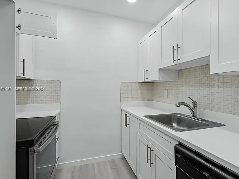 2000 NE 51st Ct #108 — Photo 4