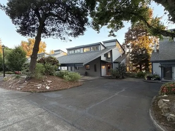 616 N Tomahawk Island Dr, Portland, OR 97217