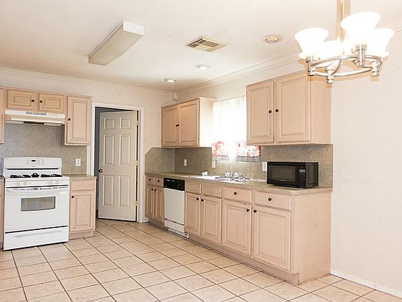 3rd image of 1103 Bolton Dr