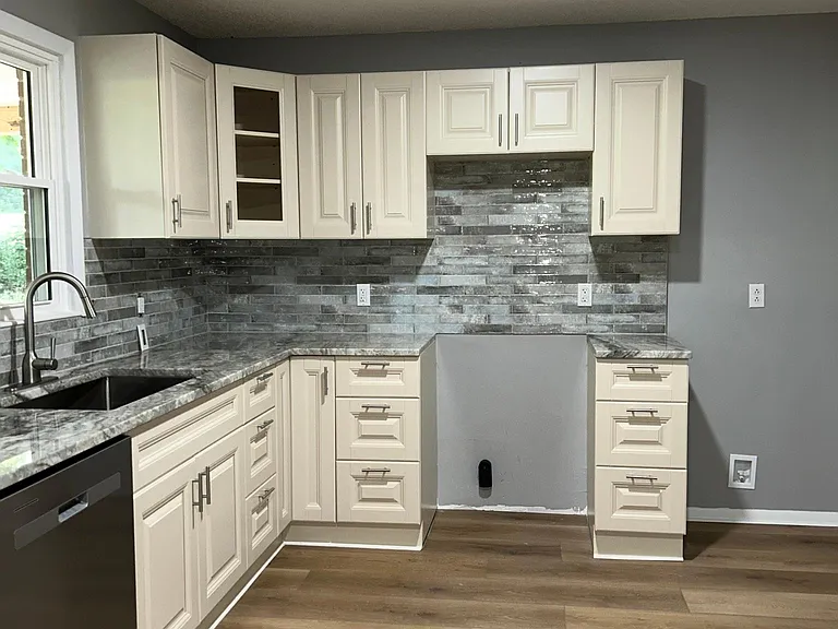 1604 Hedrick St — Photo 3