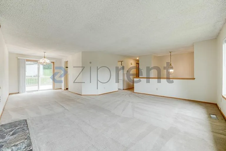 2615 SE 16th St — Photo 3