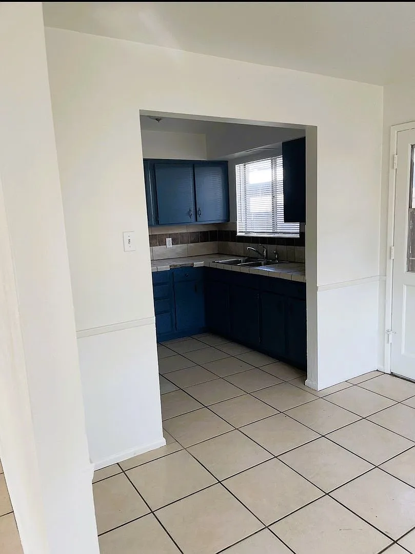 Spacious...Melrose District 2 bed with Private yard! Move in Specials.... — Photo 3