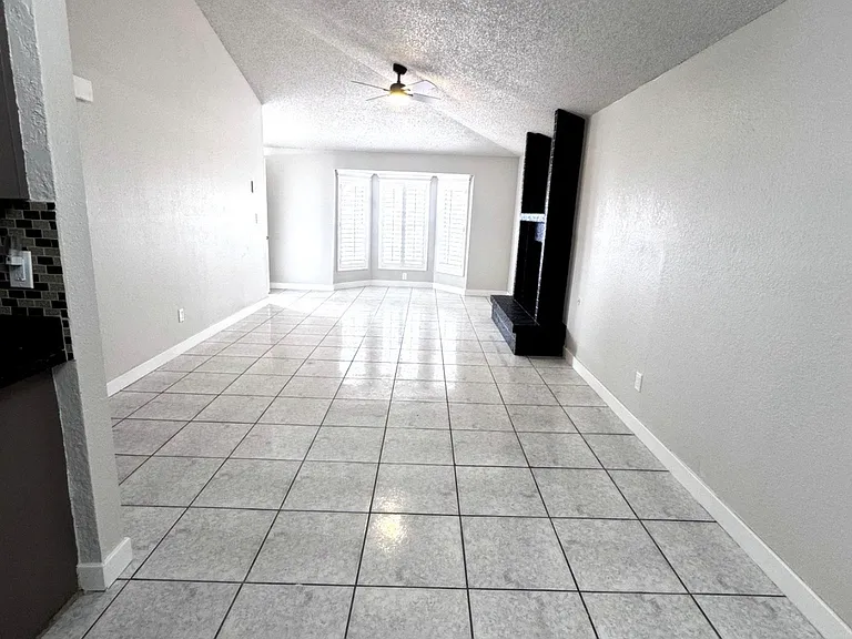 11339 Lake Erie Dr — Photo 3