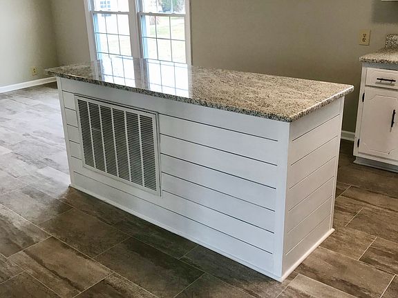 Large 7’ island in kitchen