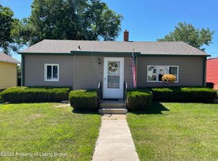 503 3rd St N, Hettinger, ND 58639