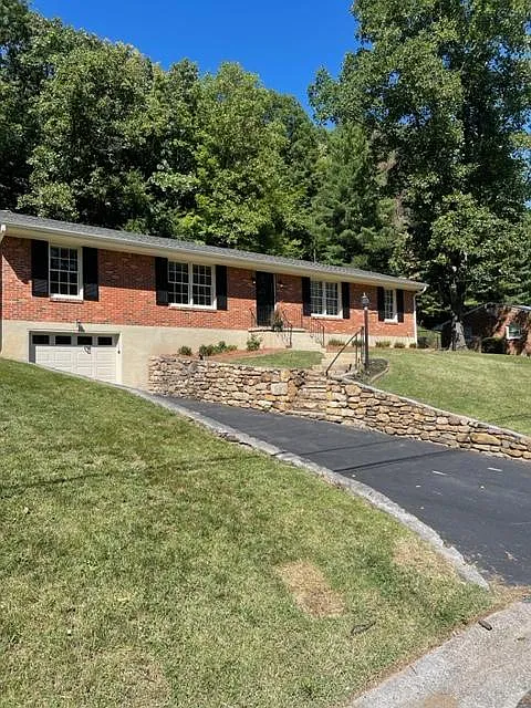 3 bed, 2900 sqft, $2,300 — Photo 1