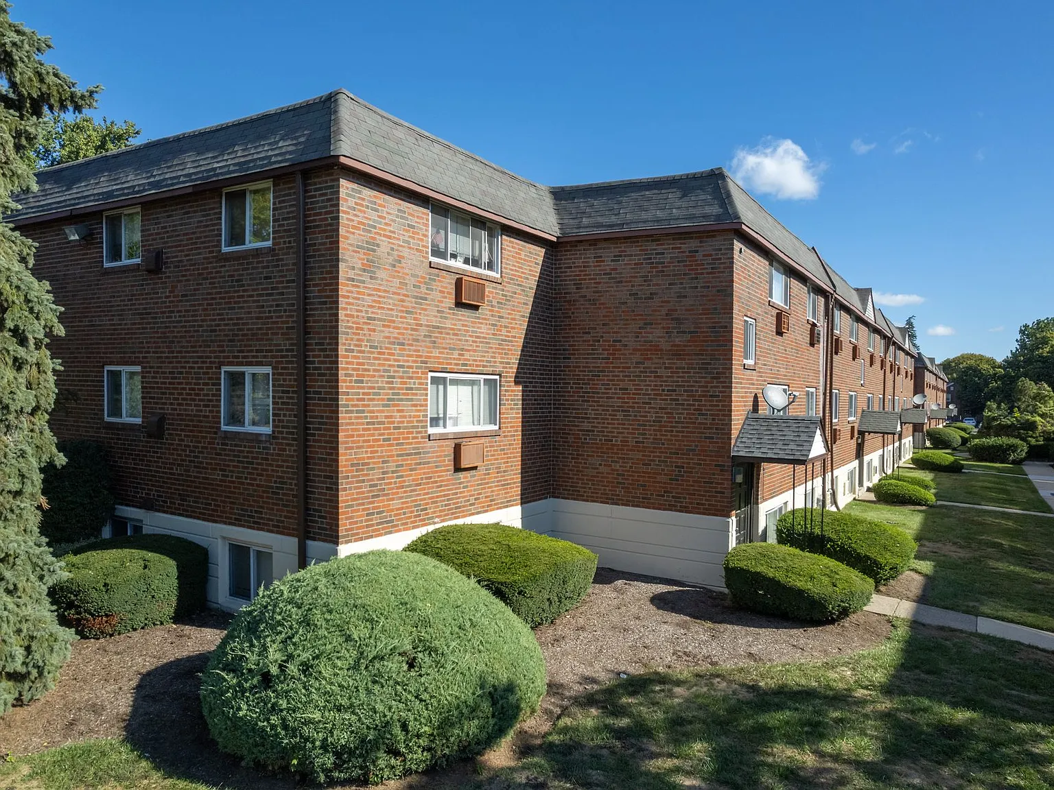 Oakwood Apartments — Photo 4