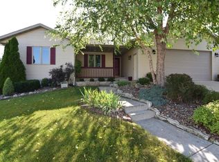 2122 Golfview Ln, Onalaska, WI 54650