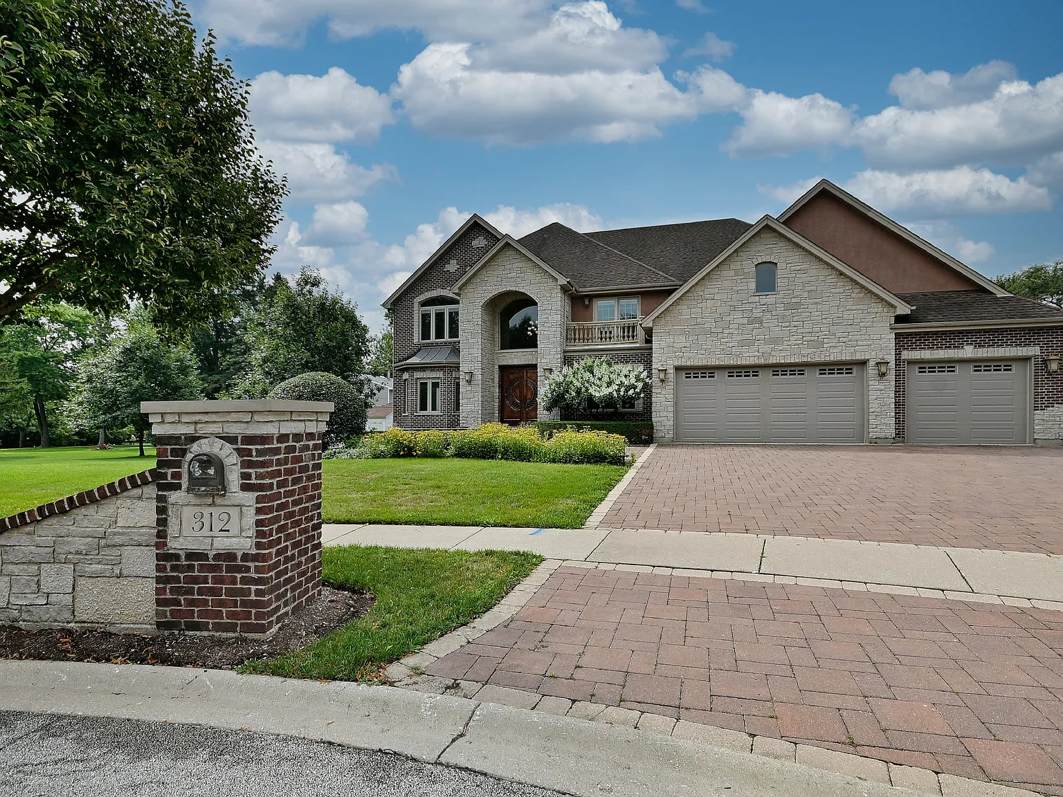 5 bed, 4.5 bath, 7502 sqft, $9,000 — Photo 2