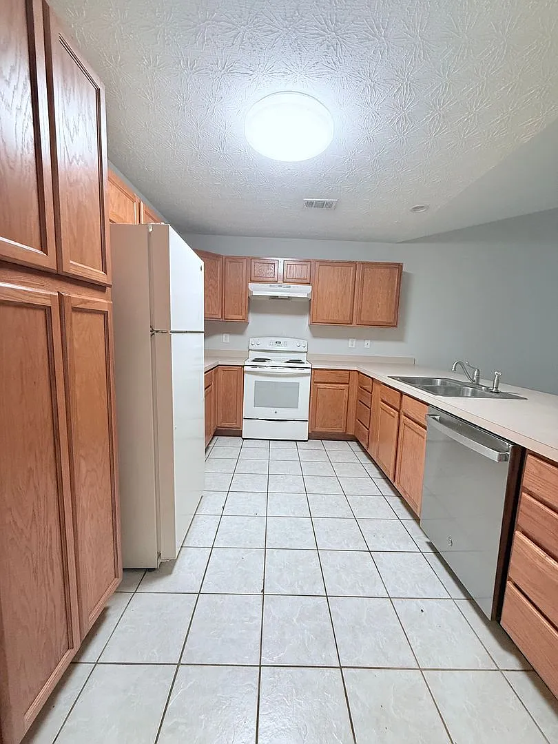 2-bedroom ranch style home with garage parking! — Photo 3