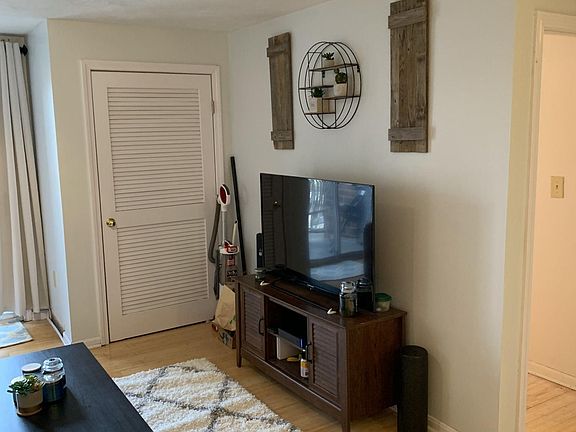 5th image of 230 Willard St Unit 404