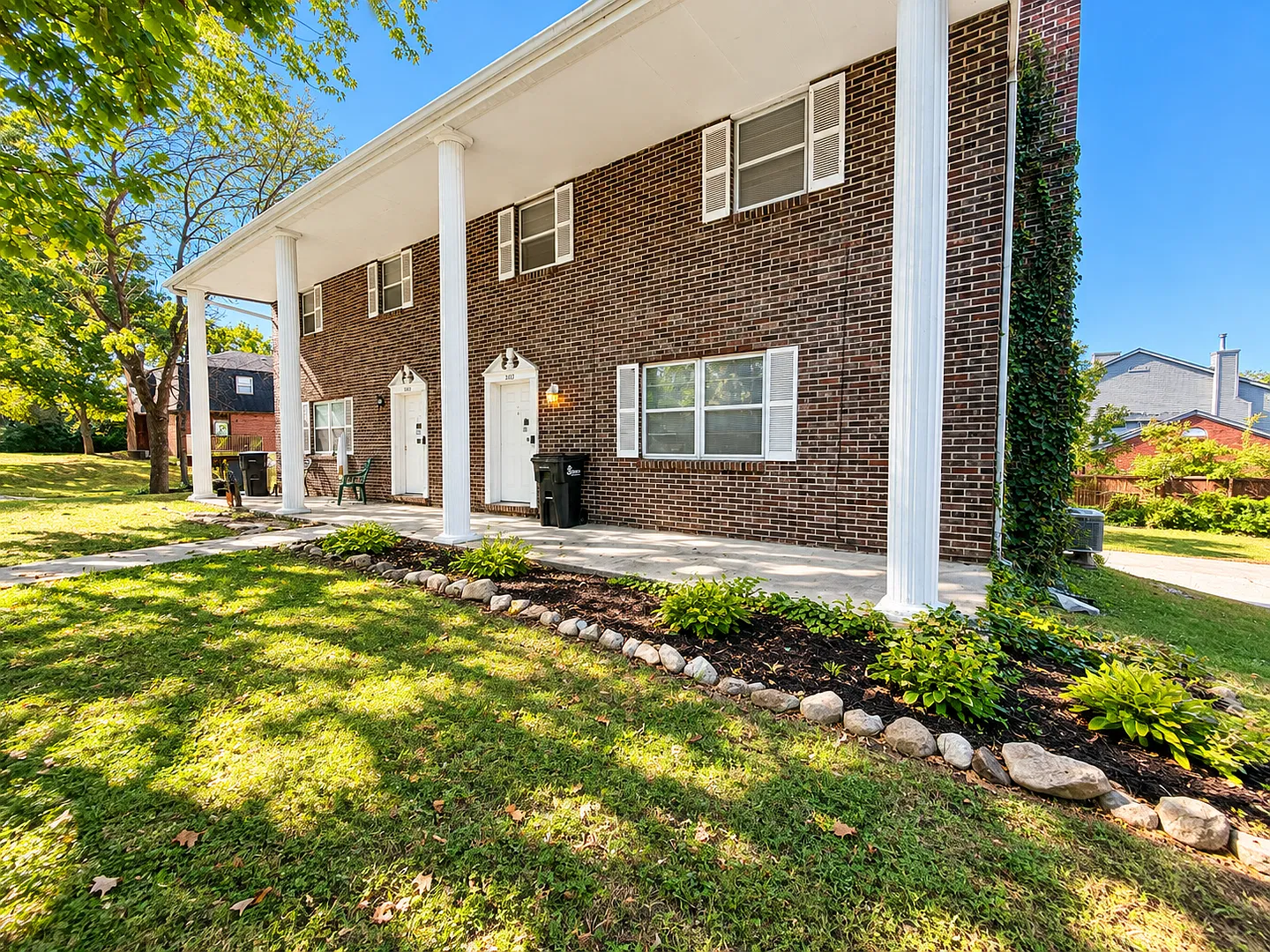 Spacious 3 bedroom Duplex — Photo 1