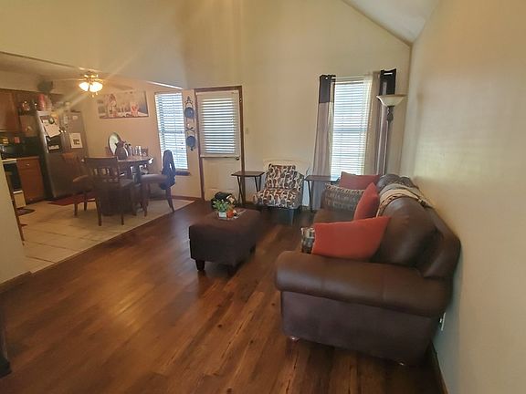 3rd image of 138 Hillcrest Cv