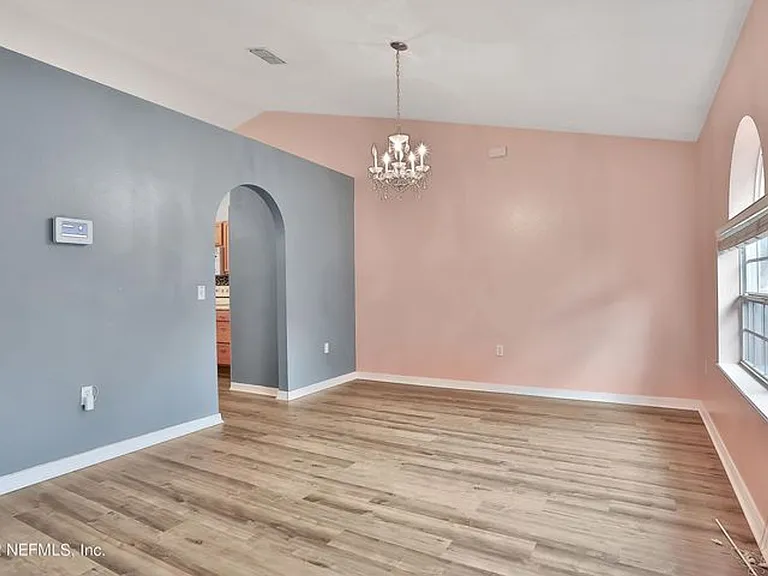 11 Wheatfield Dr — Photo 8