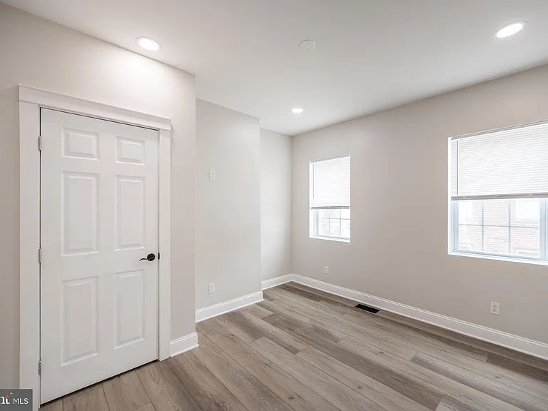 521 N Douglas St — Photo 24