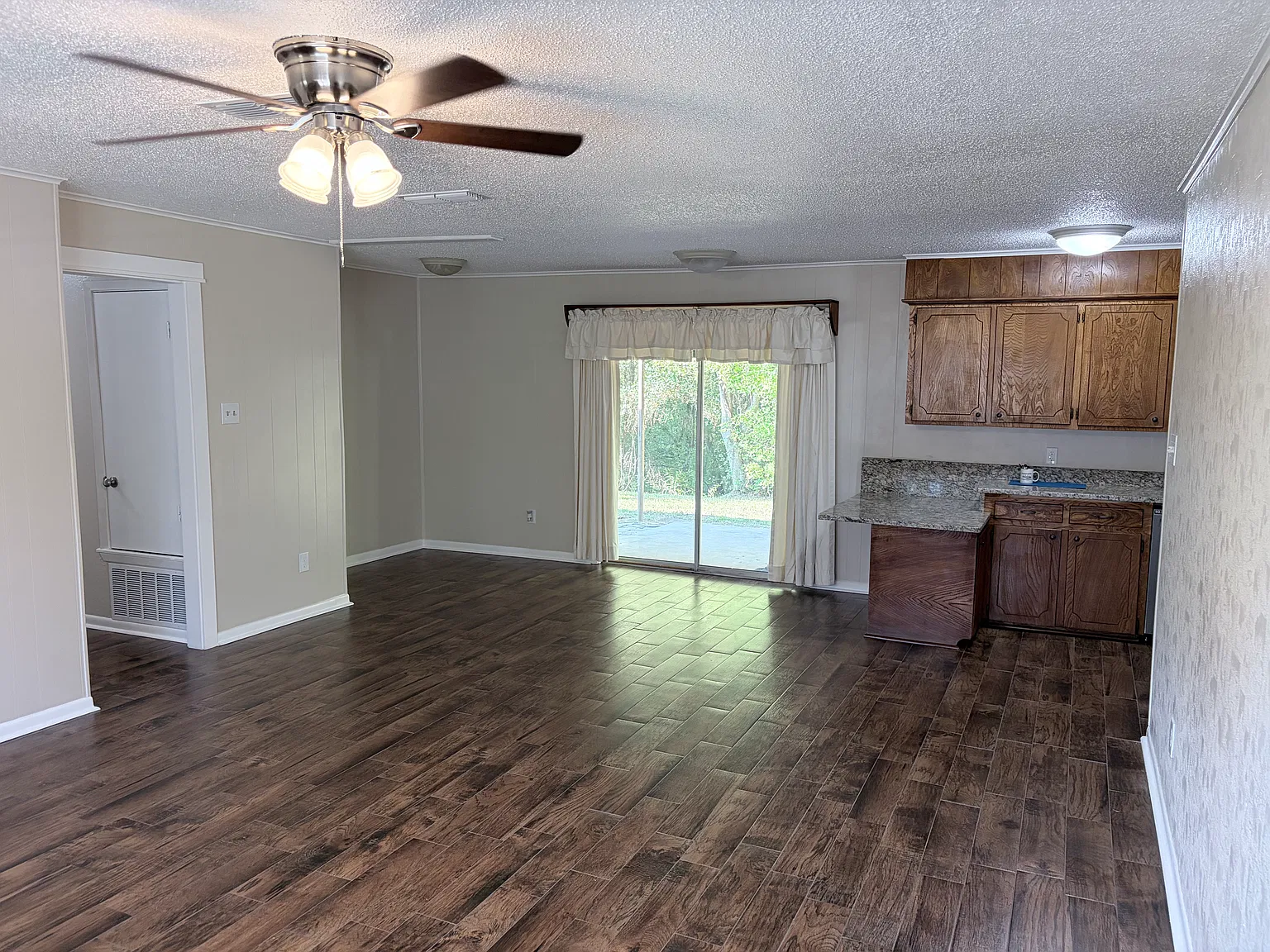 3 bed, 1372 sqft, $1,850 — Photo 3