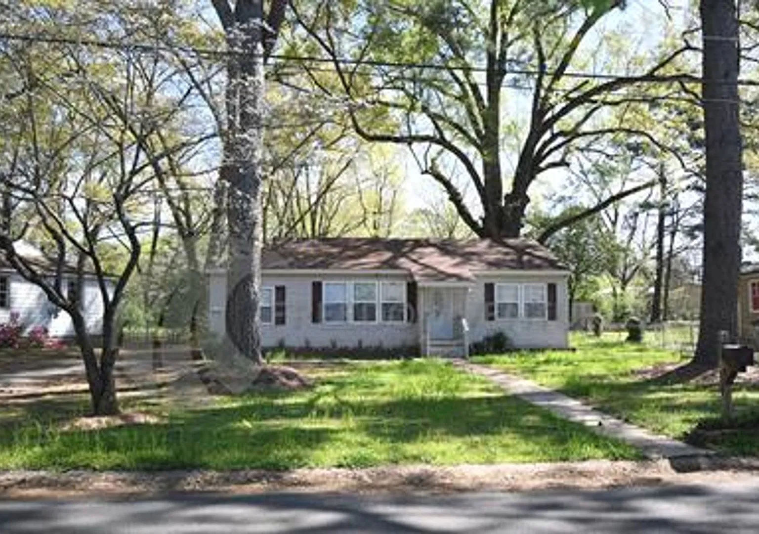 Comfortable 3-Bedroom Home with Deck & Backyard — Photo 1
