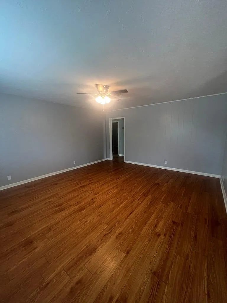 3 bed, 1.0 bath, 1300 sqft, $1,500 — Photo 3