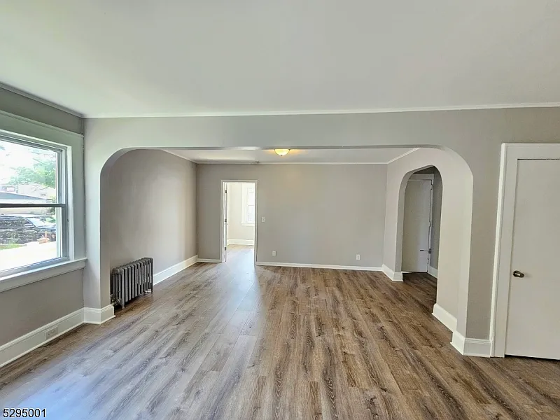 3 bed, 1.0 bath, 1000 sqft, $2,600 — Photo 2
