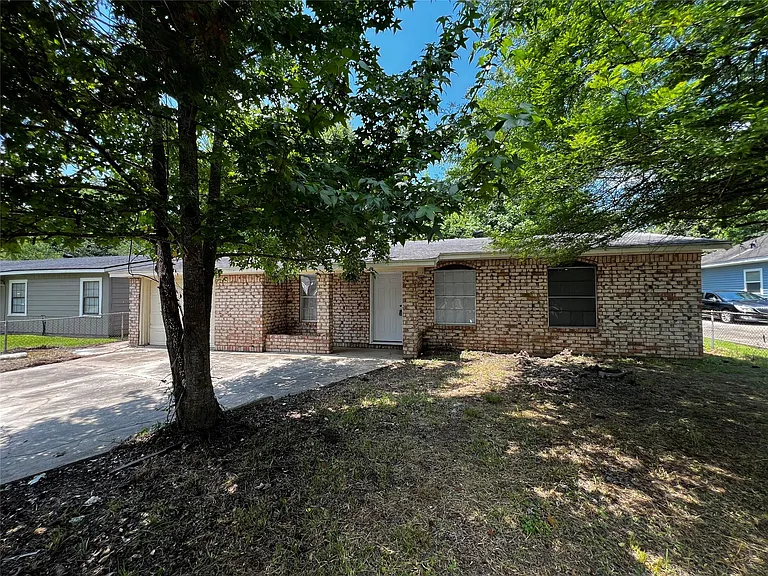 1380 Fairway St — Photo 1