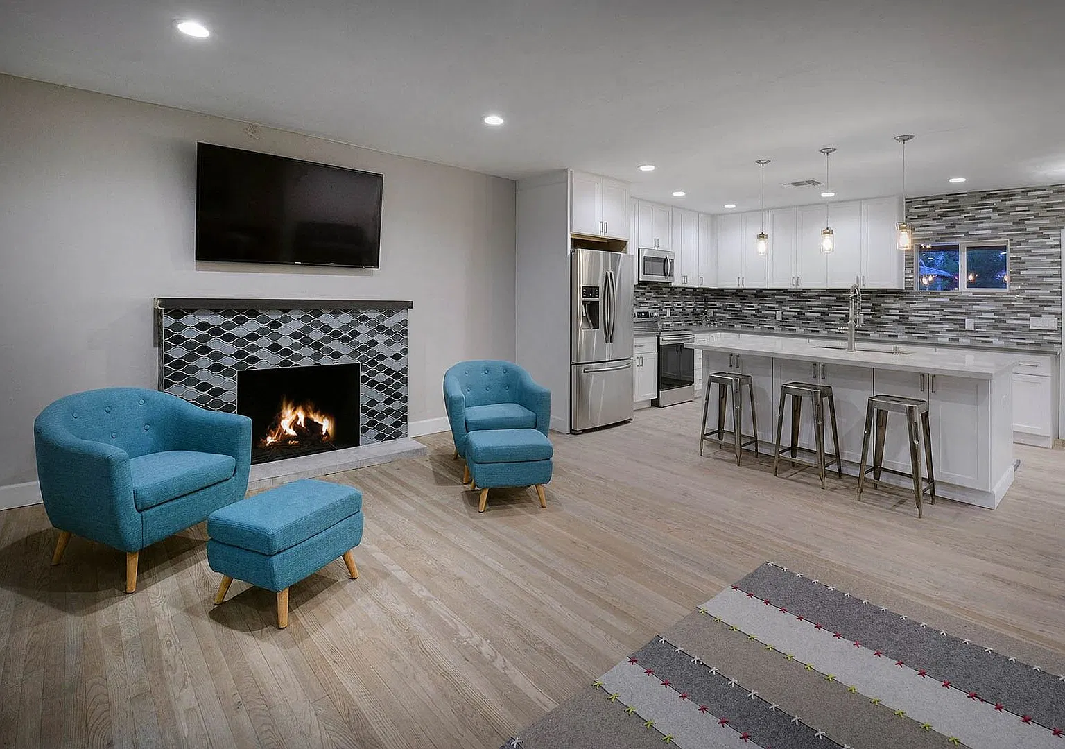 Pre-Lease August 2027 - Luxury Student Housing ,Close To U Of A! Newly Renovated — Photo 1