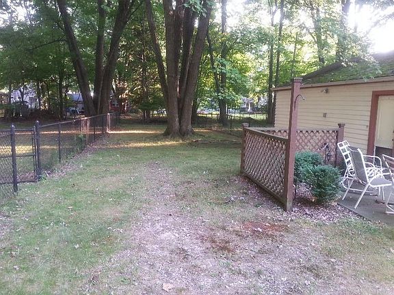 Fenced rear yard