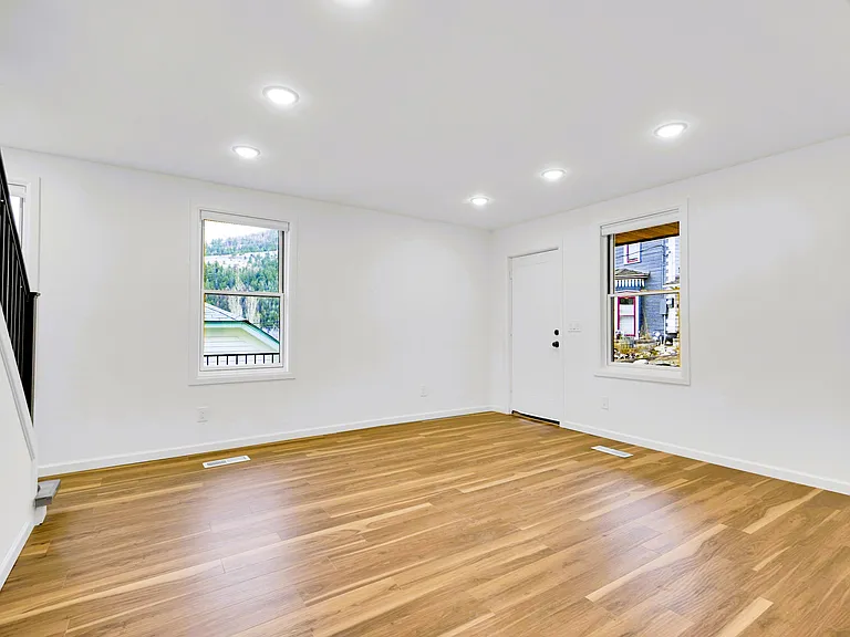325 14th Ave — Photo 14