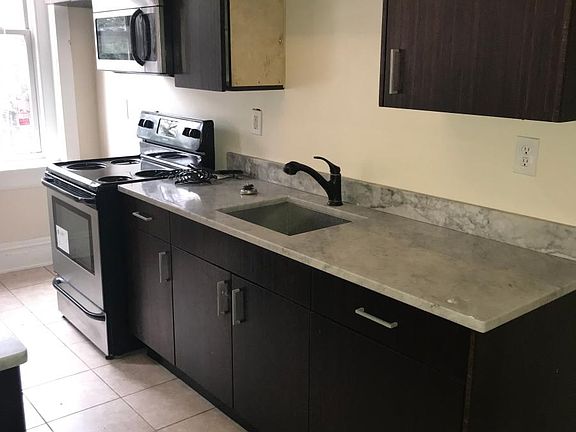 5th image of 2424 Barton Ave #B