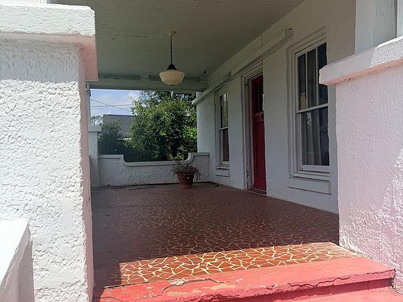 3rd image of 621 Jefferson St E