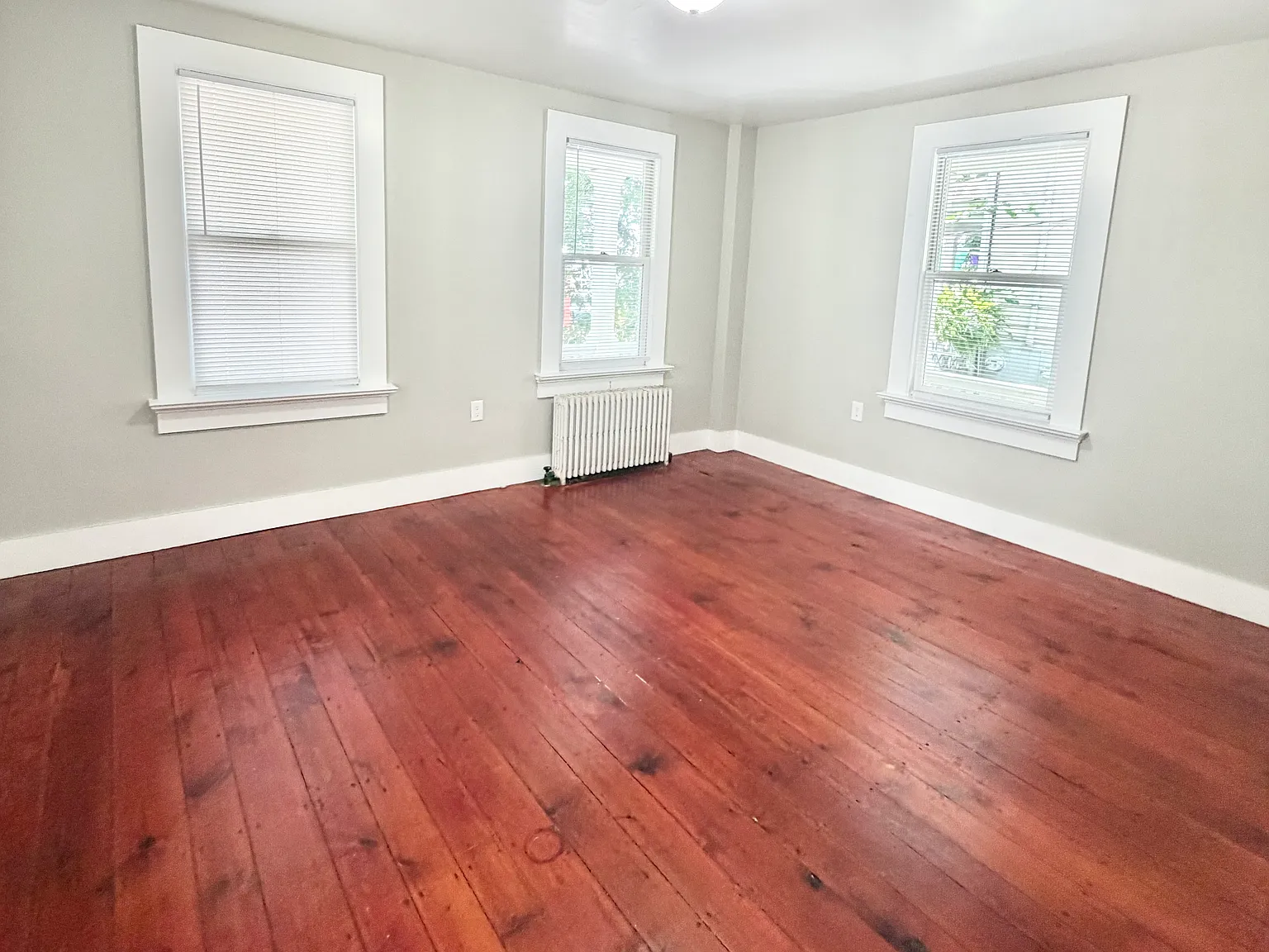 5 bed, 2000 sqft, $3,150 — Photo 2
