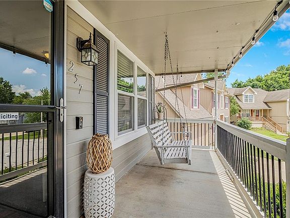3rd image of 257 NE Chateau Dr