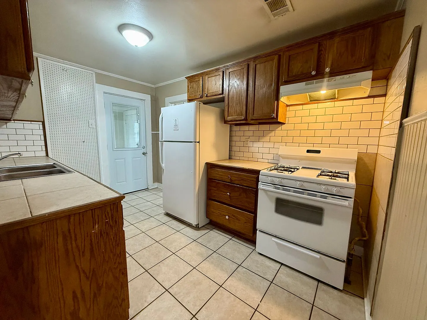 Charming 2 Bedroom 1 Bathroom Home for Rent! — Photo 2