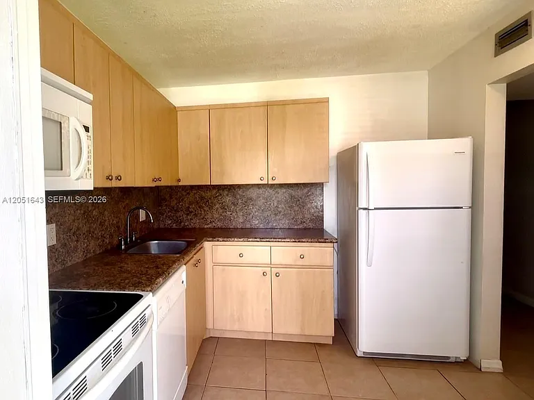 950 Hillcrest Dr #102 — Photo 6