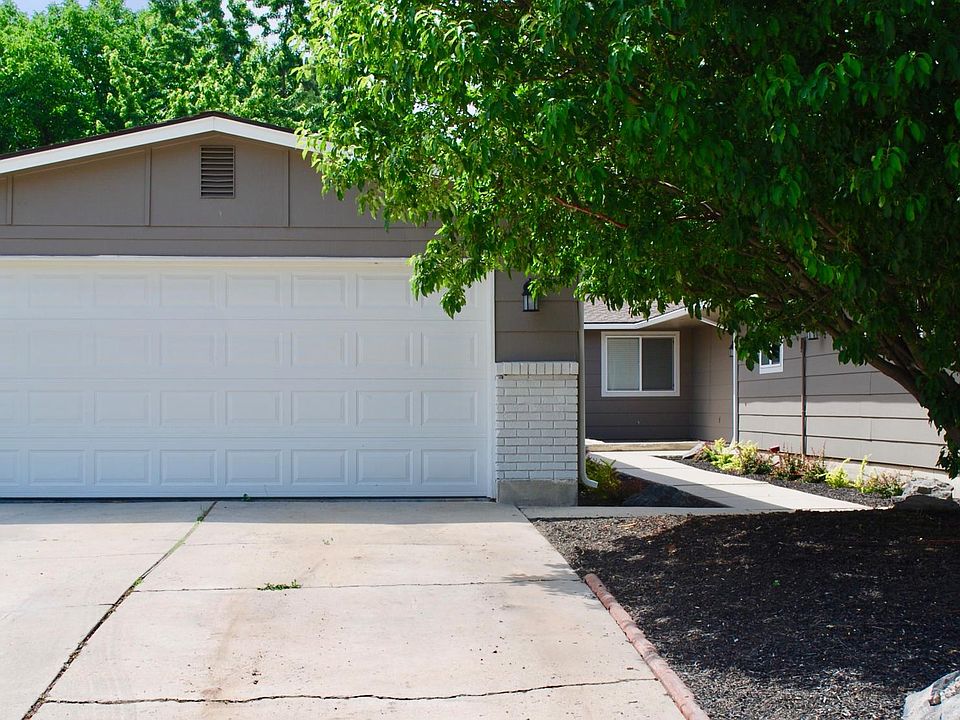 Front View/Garage/Driveway