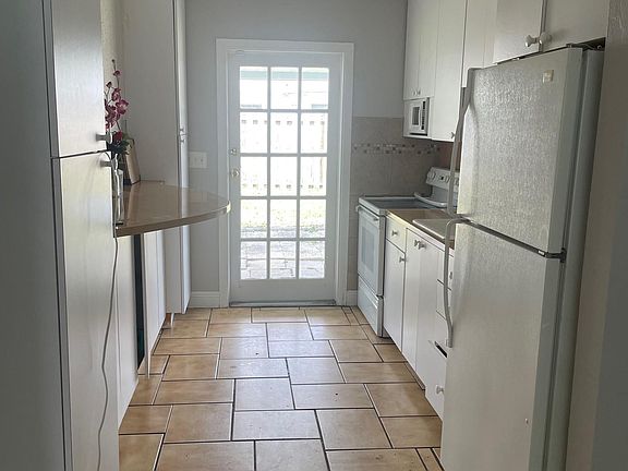 5th image of 1585 NE 27th Ct