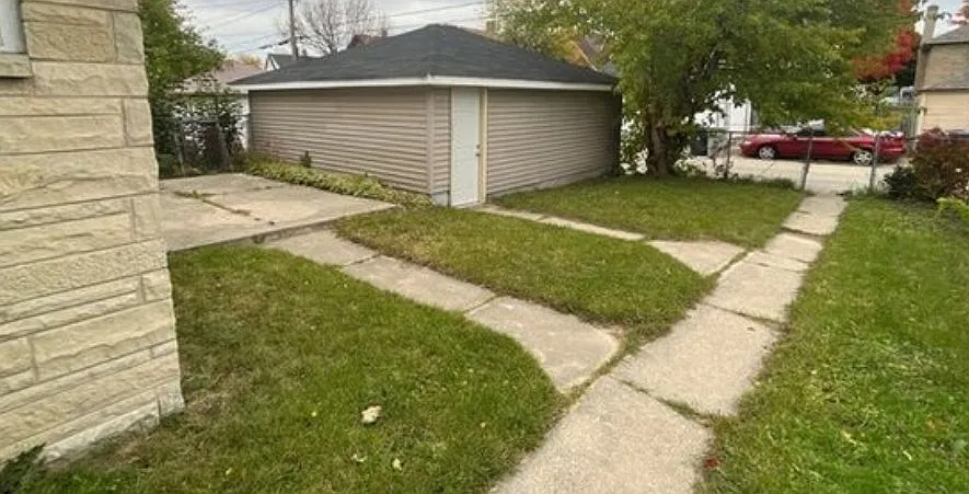3 bed, 1.5 bath, 1321 sqft, $1,550 — Photo 2