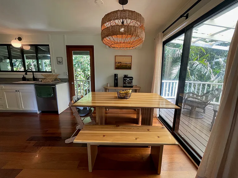 Dining room area/ entry way to back lanai